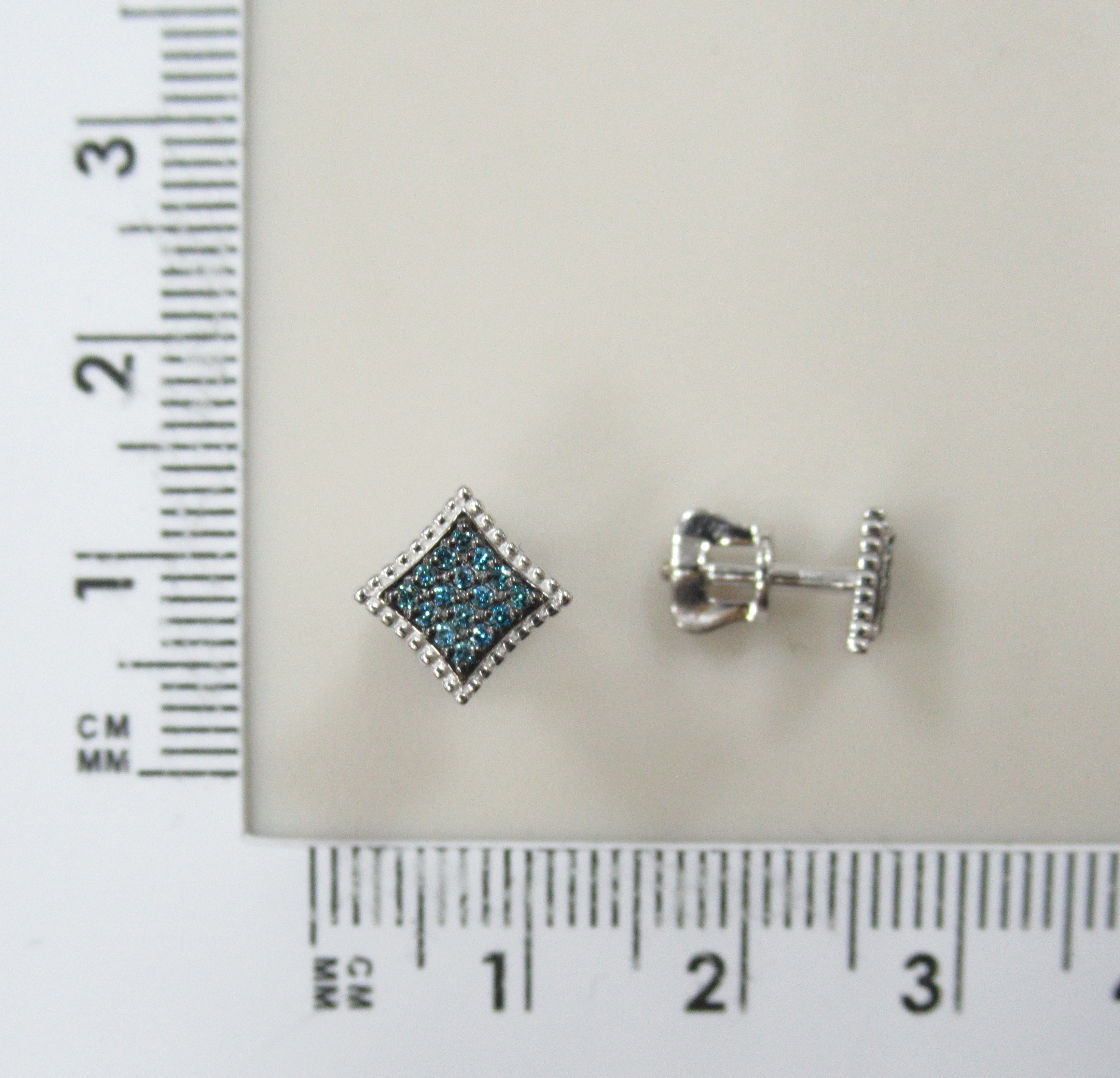 Серьги-пусеты из белого золота с голубыми бриллиантами